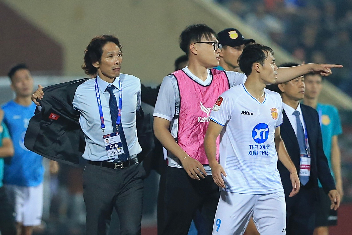 HLV Gong Oh-kyun nổi khùng, cởi áo trong cuộc tranh cãi trên đường pitch. (Ảnh: LT)