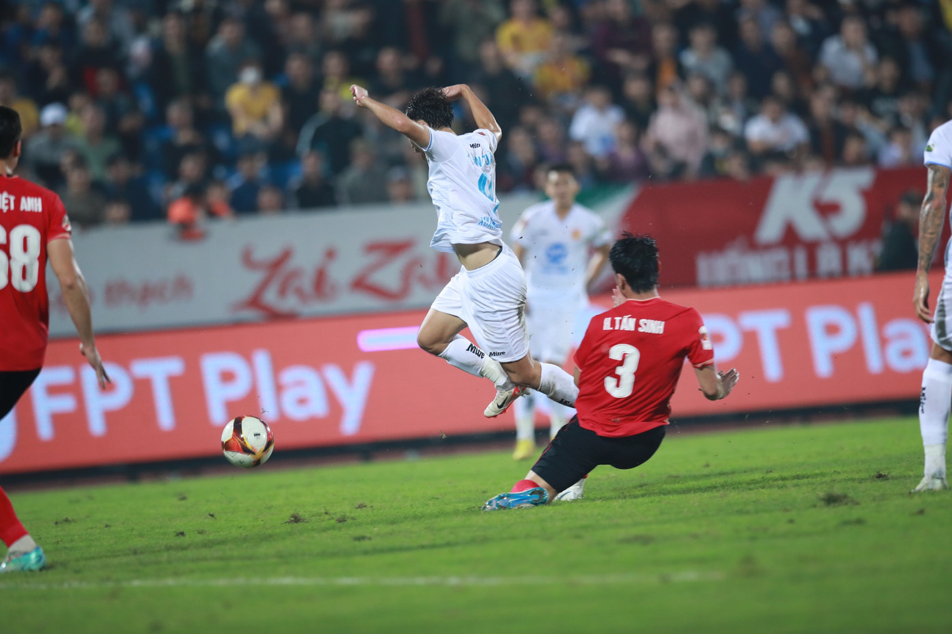 Cầm hoà CAHN, Nam Định vững ngôi đầu V-League ảnh 25