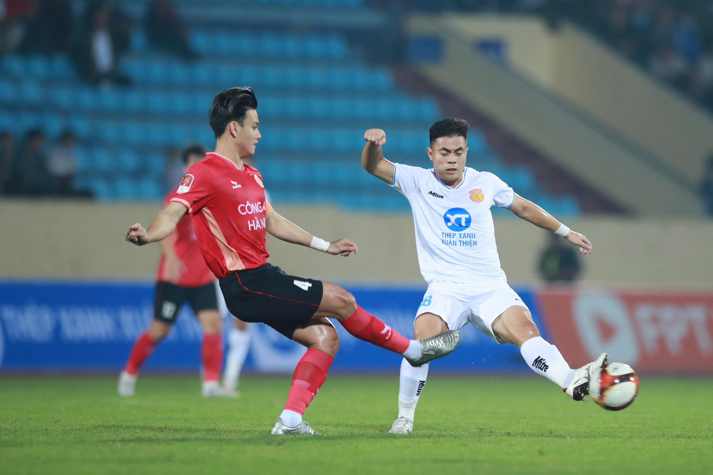 Cầm hoà CAHN, Nam Định vững ngôi đầu V-League ảnh 9