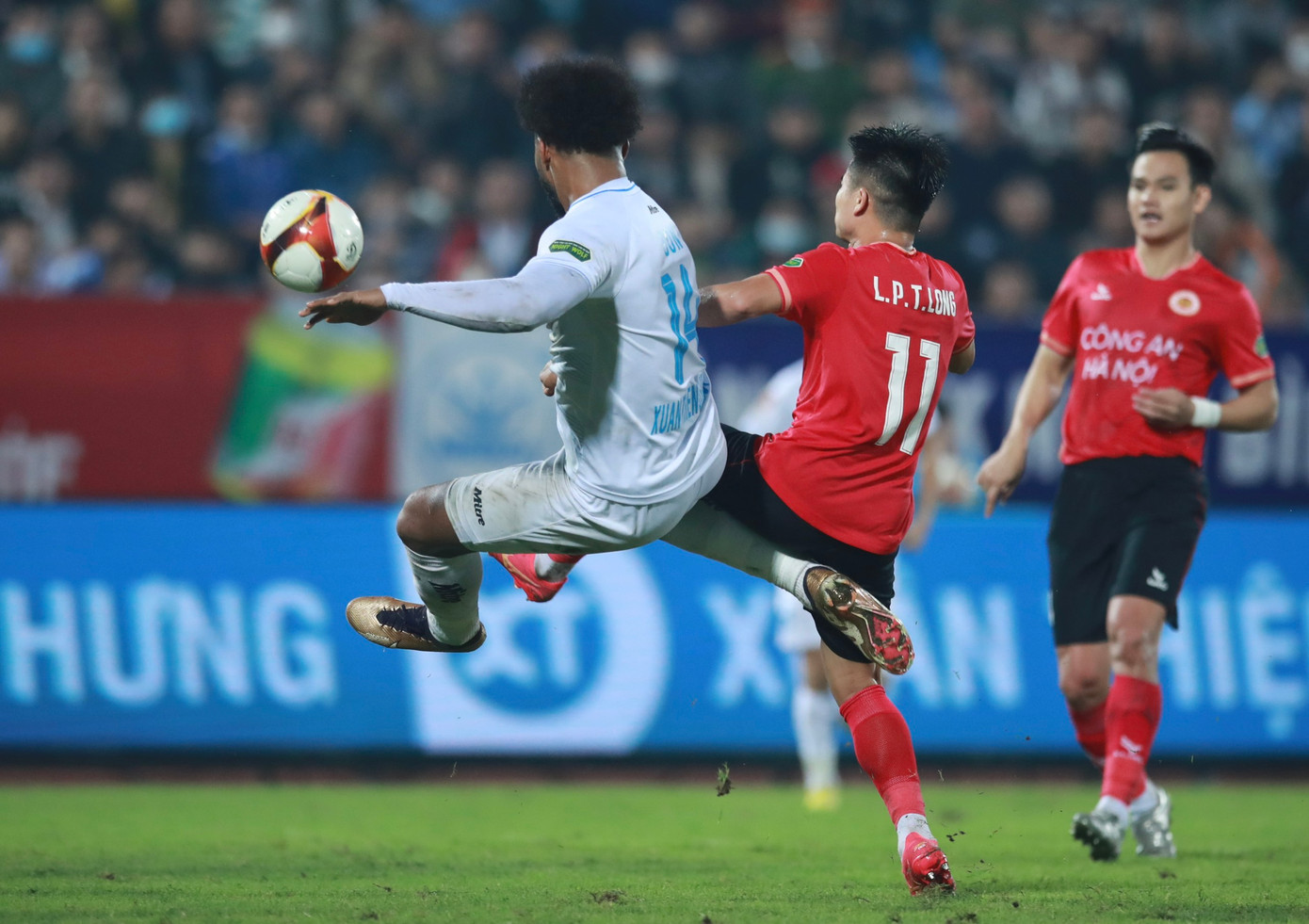 Cầm hoà CAHN, Nam Định vững ngôi đầu V-League ảnh 24