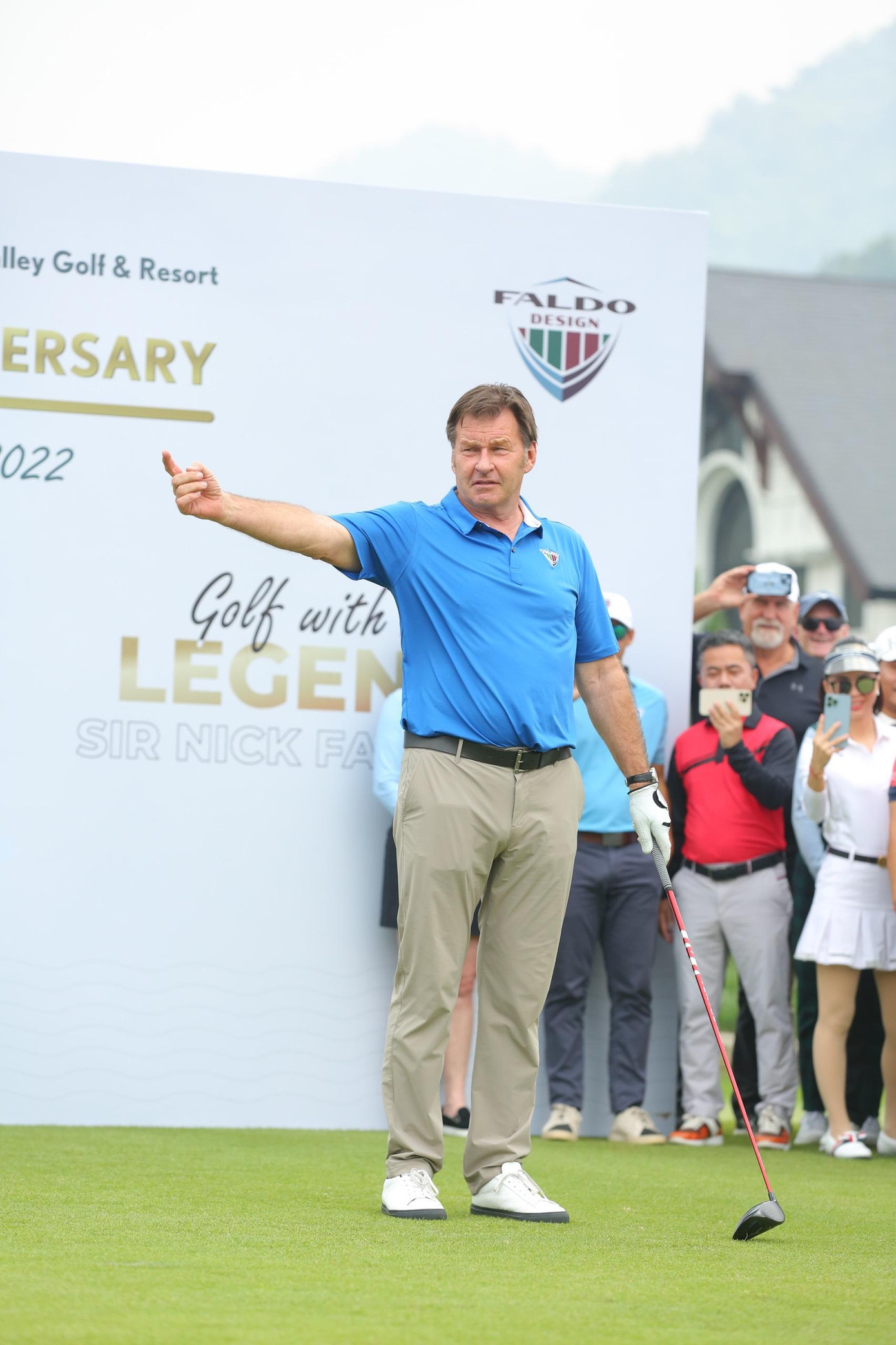Sir Nick Faldo bước ra, chuẩn bị cho cú swing mở màn sự kiện.