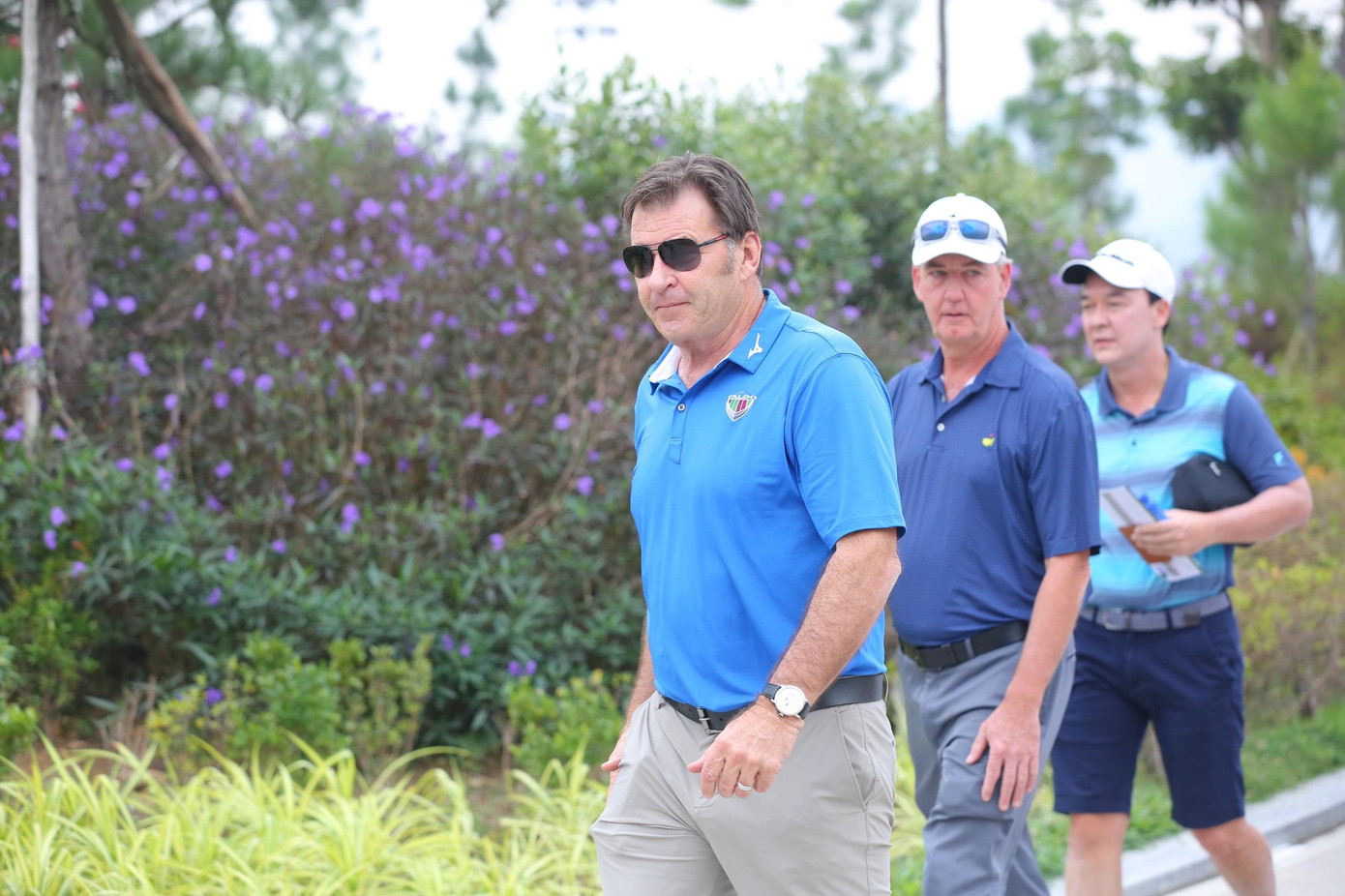 Sir Nick Faldo bước ra trong sự cổ vũ cuồng nhiệt của hơn 100 golfer tham dự sự kiện sinh nhật 1 tuổi của Thanh Lanh Valley Resort &amp; Golf.