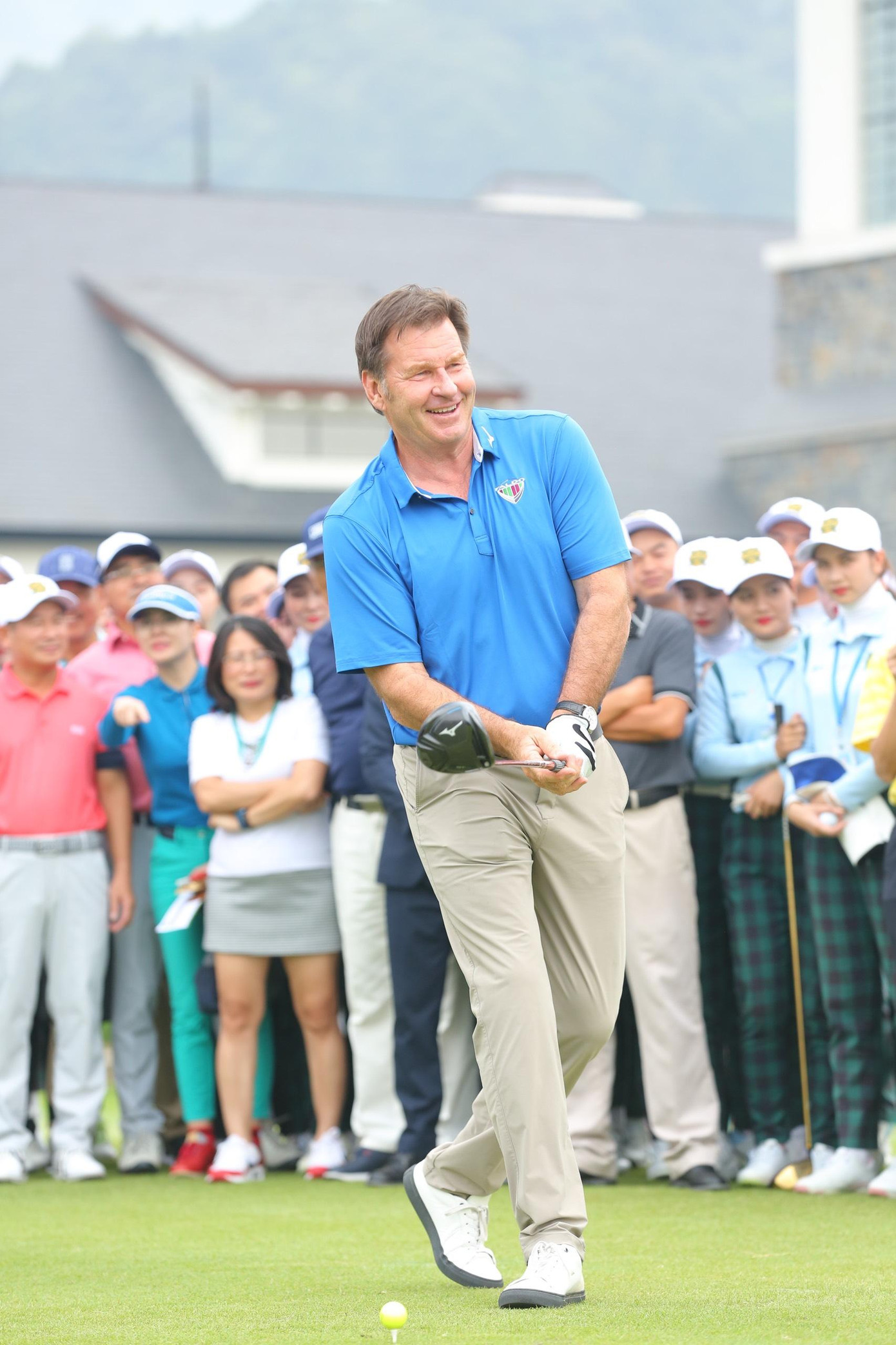 Dưới tiết trời mát mẻ ở Vĩnh Phúc, Sir Nick Fado cười tươi hài lòng với cú phát bóng đưa bóng đi thẳng tắp.