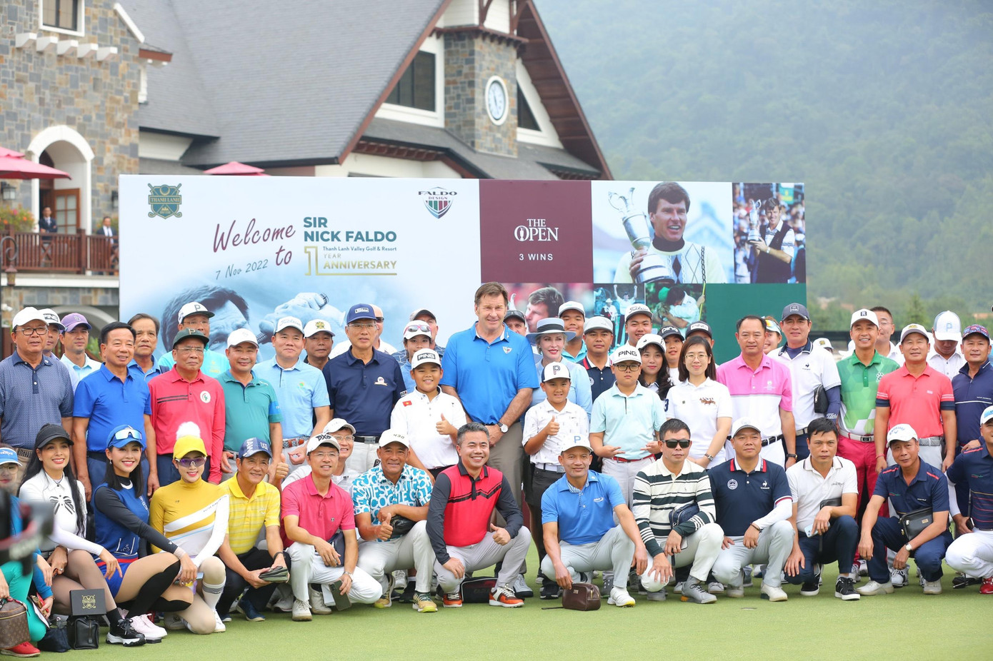 Hơn 100 golfer tham dự sự kiện sinh nhật 1 tuổi của Thanh Lanh Valley Resort &amp; Golf hào hứng chụp ảnh cùng Sir Nick Fado, người đã giành 42 danh hiệu trong sự nghiệp, bao gồm 6 lần vô địch major.