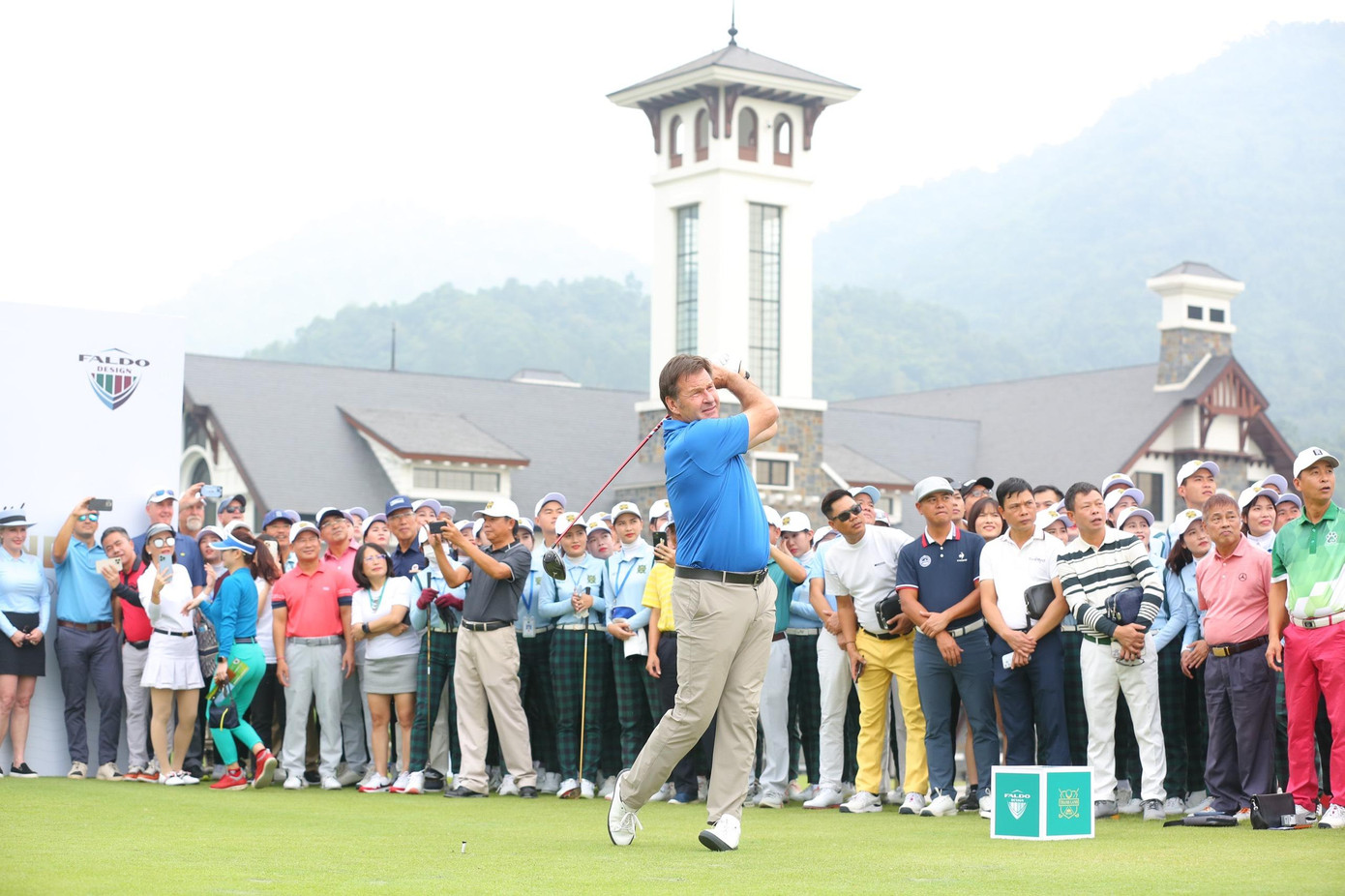 Sir Nick Fado thực hiện cú swing đầu tiên tại Thanh Lanh Valley Resort &amp; Golf trong tiếng reo hò của tất cả những người chứng kiến.
