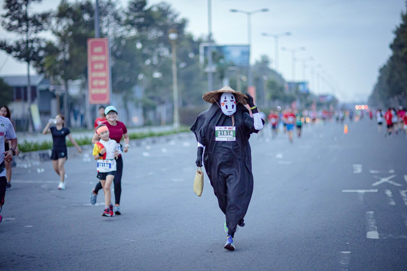 Bác sĩ Phương luôn mang chiếc mặt nạ khi chạy giải.
