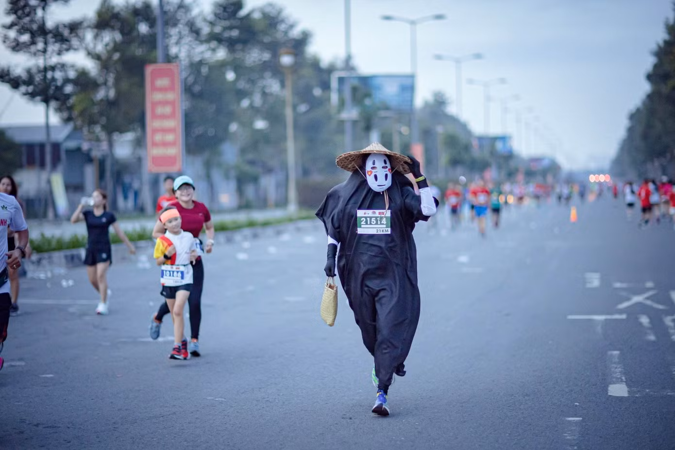 Bác sĩ Phương luôn mang chiếc mặt nạ khi chạy giải. Bác sĩ Phương luôn mang chiếc mặt nạ khi chạy giải.