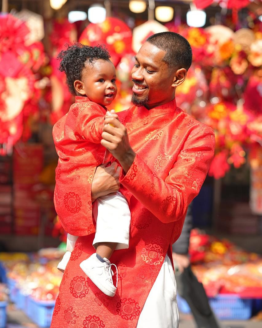 Gia đình nhỏ của Jason Pendant Quang Vinh rực rỡ trong tà áo dài Việt Nam.