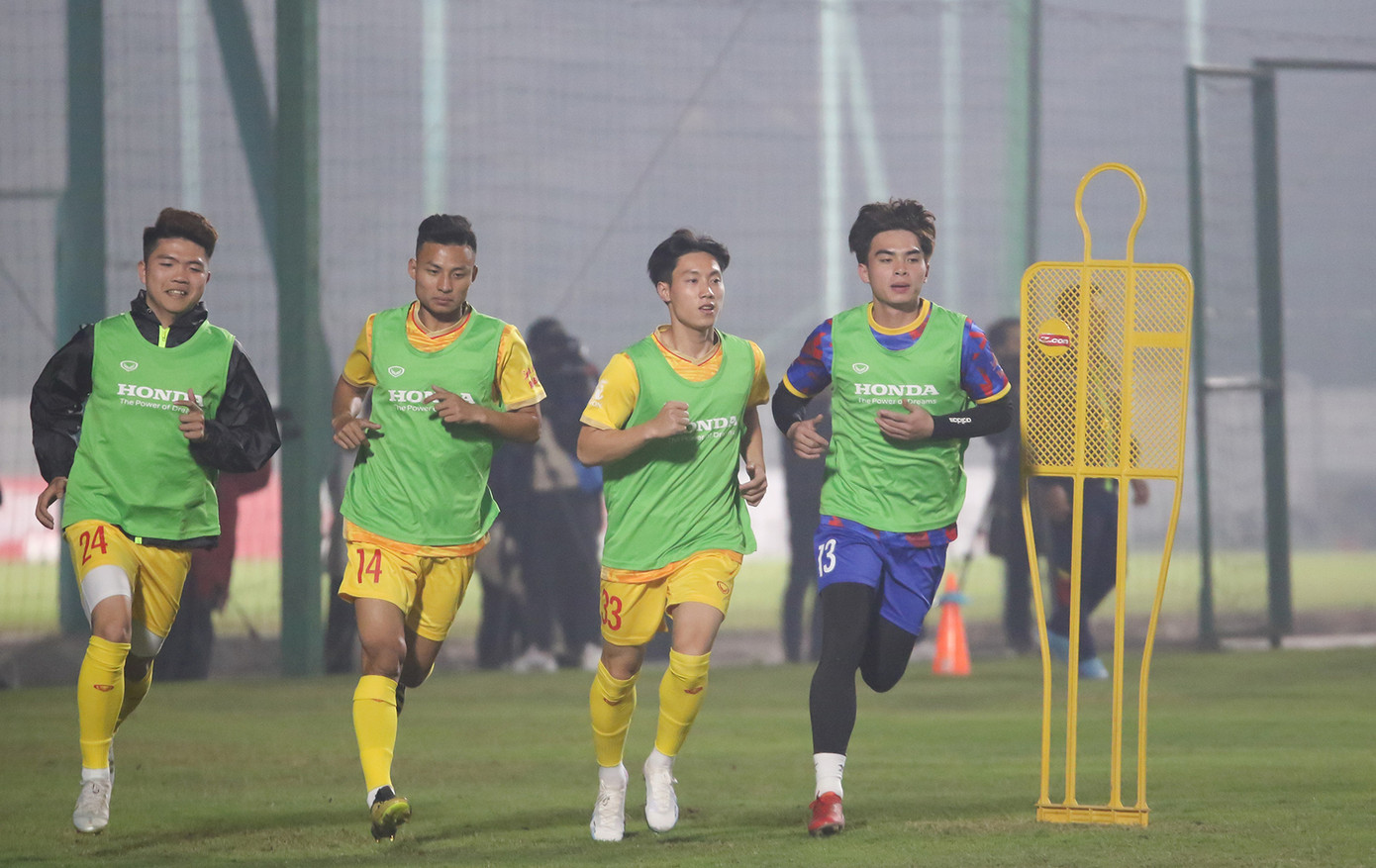 Các cầu thủ U23 làm quen với phương pháp mà HLV Troussier truyền đạt. (Ảnh: Hiếu Chelsea) Các cầu thủ U23 làm quen với phương pháp mà HLV Troussier truyền đạt. (Ảnh: Hiếu Chelsea)