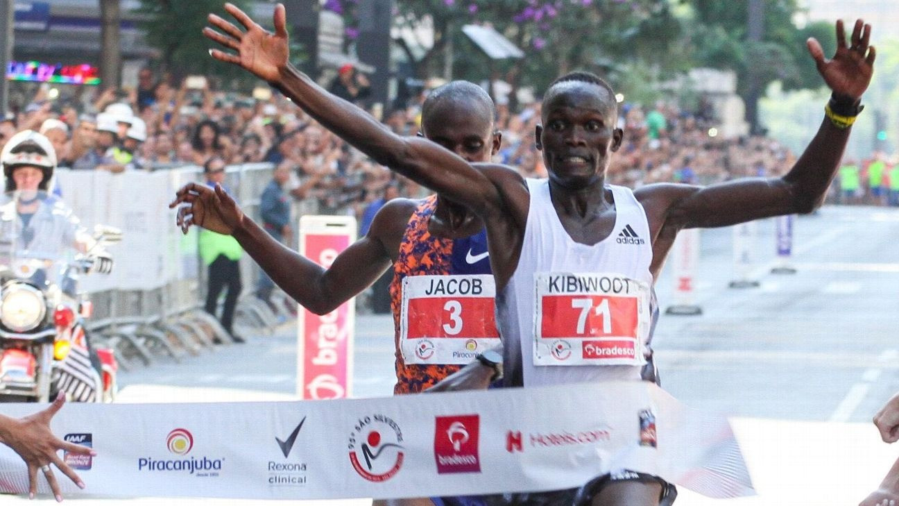 Khoảnh khắc Kiplimo đánh rơi chiến thắng ngay trước vạch đích tại Brazil năm 2019.