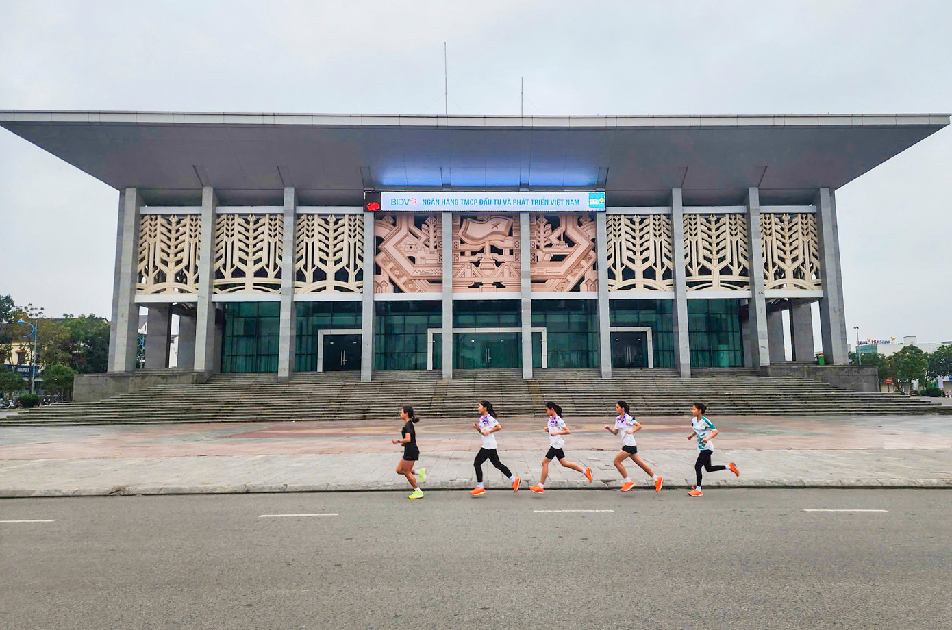 Là điểm xuất phát của Tiền Phong Marathon 2025, vì vậy rất đông các vận động viên (VĐV) tập trung ở Trung tâm văn hóa - điện ảnh tỉnh Quảng Trị tại số 1A đường Hùng Vương để bắt đầu cho buổi tập luyện.