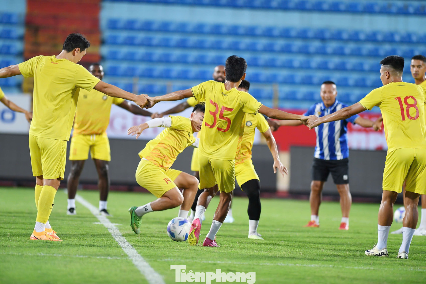 Thi đấu tại sân nhà của Thép Xanh Nam Định là một bất lợi, nhưng HLV Popov tỏ ra khá tự tin bởi đội bóng của ông &quot;thường thi đấu tốt khi đá sân khách&quot;.