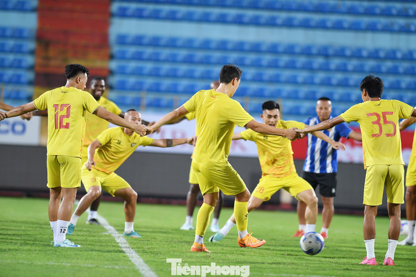 Thi đấu tại sân nhà của Thép Xanh Nam Định là một bất lợi, nhưng HLV Popov tỏ ra khá tự tin bởi đội bóng của ông &quot;thường thi đấu tốt khi đá sân khách&quot;.