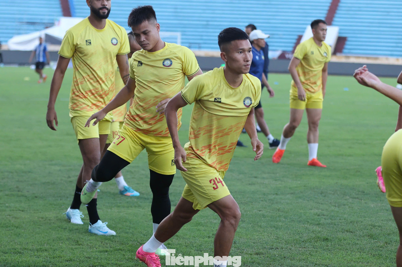 Đội trưởng Doãn Ngọc Tân cho biết, anh cùng đồng đội &quot;sẽ thể hiện thật tốt trong trận đấu tại Thiên Trường và mang thêm một danh hiệu nữa về Thanh Hóa&quot;.