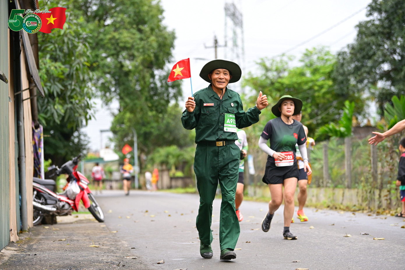 Chú Dương Văn Huê, cựu chiến binh tại mặt trận biên giới, hào hứng tham gia Tiền Phong Marathon 2025 với trang phục người lính bộ đội cụ Hồ. Chú Dương Văn Huê, cựu chiến binh tại mặt trận biên giới, hào hứng tham gia Tiền Phong Marathon 2025 với trang phục người lính bộ đội cụ Hồ.