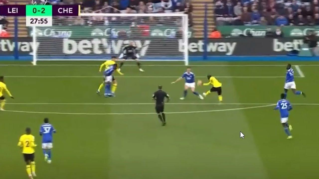 Trận gặp Leicester, khi Kante sút bóng, Ruediger (số 2) đã áp sát Lookman (37). Trận gặp Leicester, khi Kante sút bóng, Ruediger (số 2) đã áp sát Lookman (37).