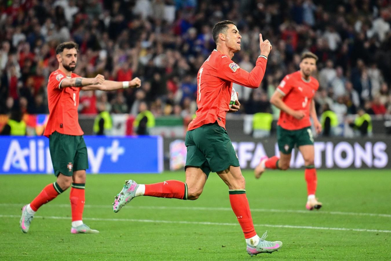 Đồng thời đưa anh trở thành Vua phá lưới của giải với 8 bàn thắng, nâng tổng số bàn thắng trong sự nghiệp lên 938.