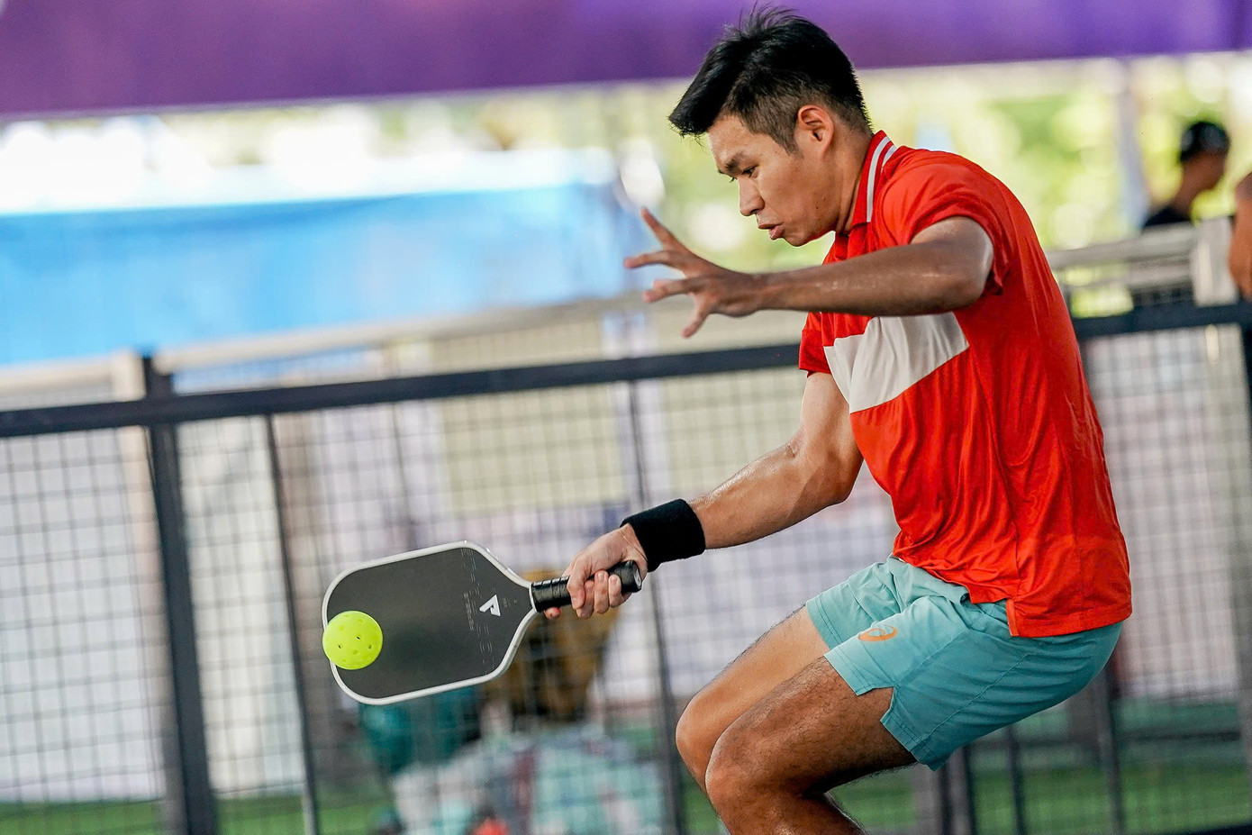 Pickleball đòi hỏi vận động viên phải vận động toàn thân, di chuyển liên tục và linh hoạt. Đặc biệt ở các trận chuyên nghiệp của Giải Pickleball Việt Nam 2025, những tay vợt tham dự đều ở trình độ cao nên tạo ra các diễn biến liên tục.