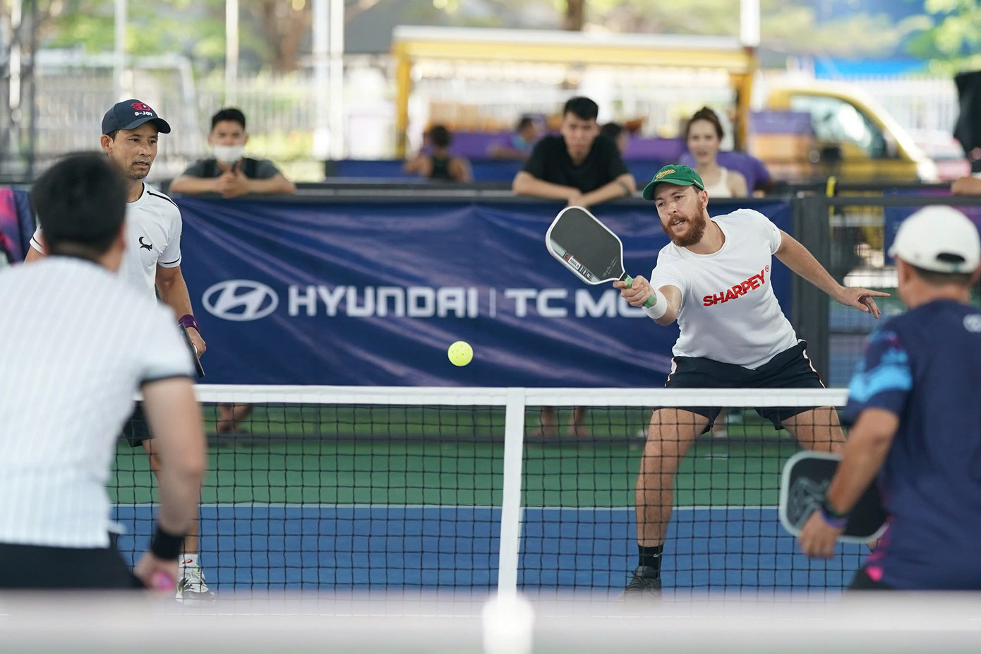 Với gần 1.000 lượt vận động viên đăng ký tham dự, Giải Pickleball Việt Nam 2025 đã thu hút nhiều tay vợt hàng đầu trong nước và quốc tế.