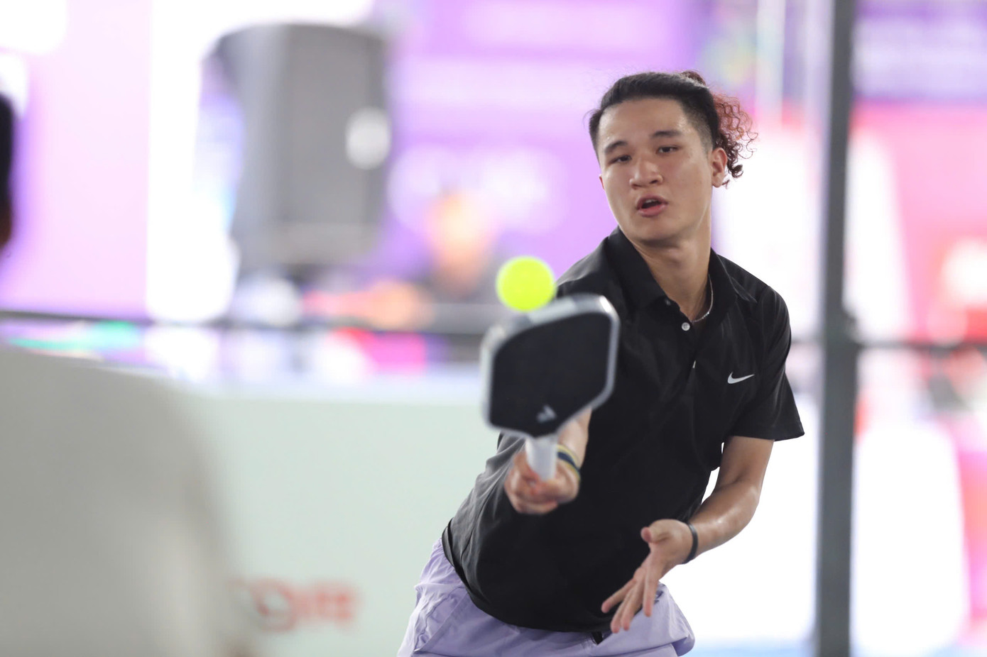 Pickleball đòi hỏi vận động viên phải vận động toàn thân, di chuyển liên tục và linh hoạt. Đặc biệt ở các trận chuyên nghiệp của Giải Pickleball Việt Nam 2025, những tay vợt tham dự đều ở trình độ cao nên tạo ra các diễn biến liên tục.