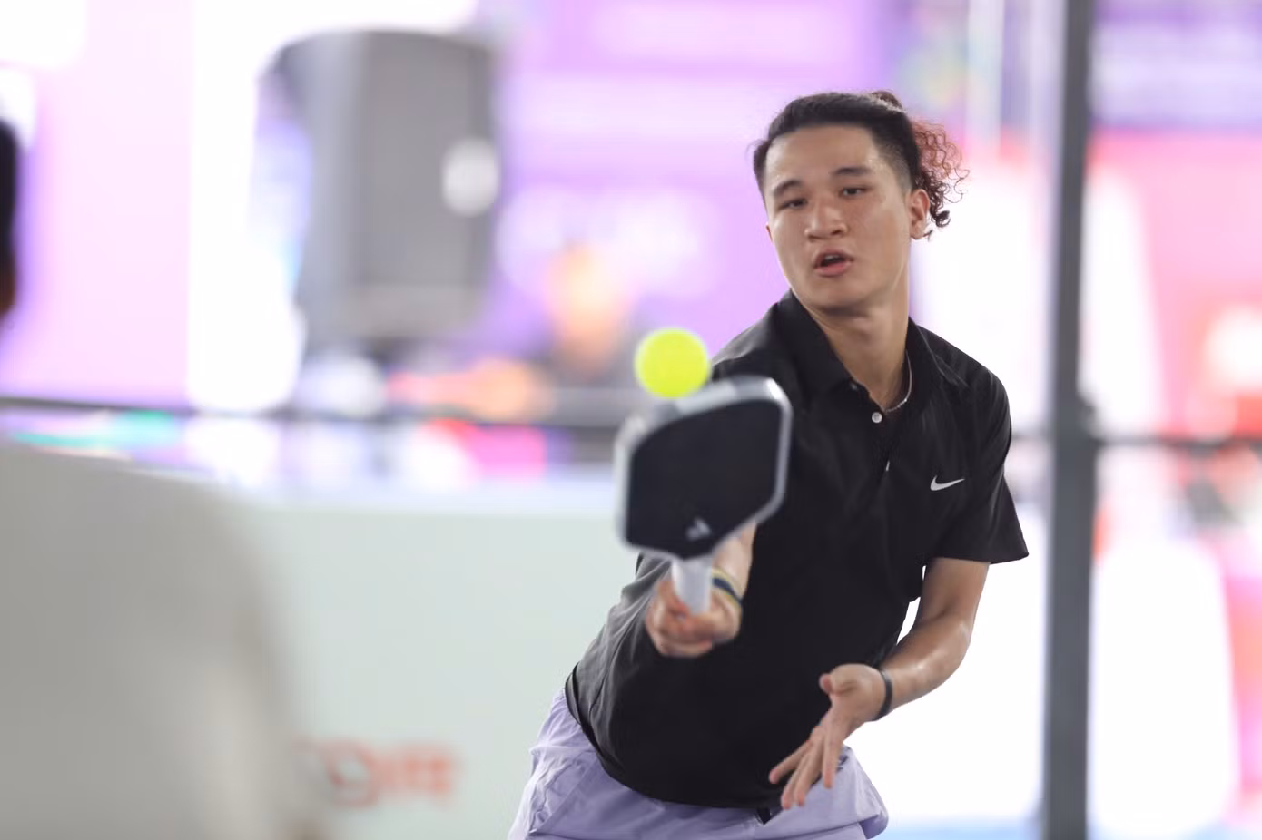 Pickleball đòi hỏi vận động viên phải vận động toàn thân, di chuyển liên tục và linh hoạt. Đặc biệt ở các trận chuyên nghiệp của Giải Pickleball Việt Nam 2025, những tay vợt tham dự đều ở trình độ cao nên tạo ra các diễn biến liên tục.