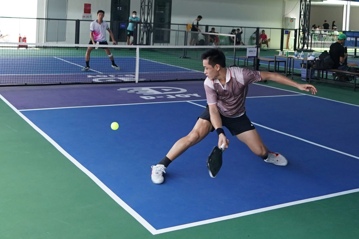 Khoảnh khắc cứu bóng khiến khán giả phải trầm trồ của Trương Vinh Hiển, người xuất thân là tay vợt tennis chuyên nghiệp, từng tham gia vòng loại Davis Cup trước khi chuyển sang pickleball.