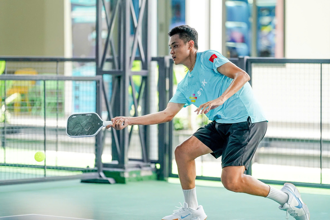 Mặc dù pickleball được mô tả là môn thể thao nhẹ nhàng và ai cũng có thể chơi, nhưng chứng kiến các vận động viên thi đấu với quyết tâm cao độ, có thể thấy khá tốn sức.