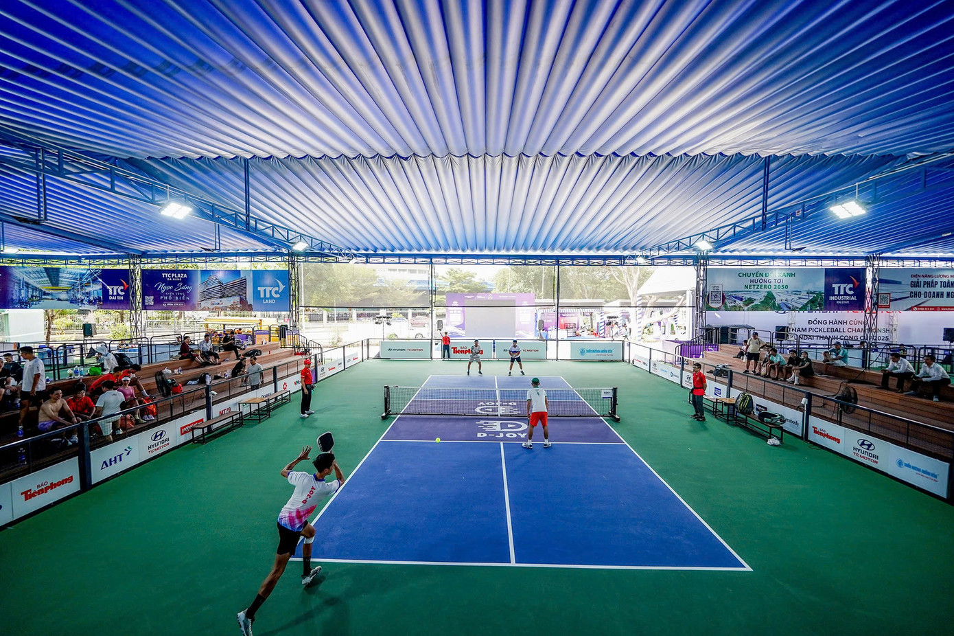 Sau ngày đầu đầy sôi động và không ít kịch tính, Giải Pickleball Việt Nam 2025 hứa hẹn còn hấp dẫn hơn nữa trong các ngày tới, khi các vận động viên nỗ lực để vượt qua vòng loại để tiến vào vòng trong, cạnh tranh quỹ thưởng lên đến hơn 1 tỷ đồng.