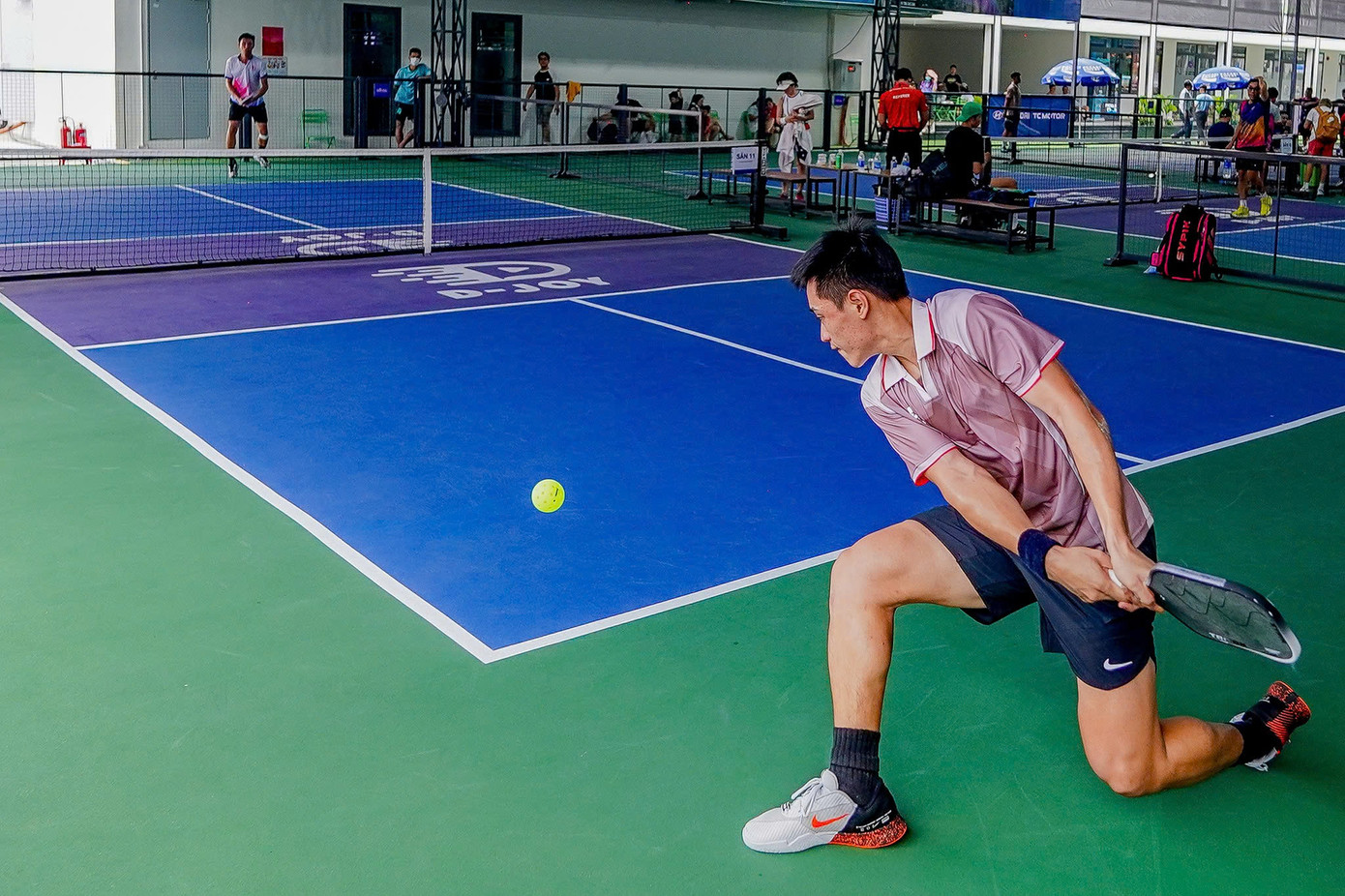 Khoảnh khắc cứu bóng khiến khán giả phải trầm trồ của Trương Vinh Hiển, người xuất thân là tay vợt tennis chuyên nghiệp, từng tham gia vòng loại Davis Cup trước khi chuyển sang pickleball.