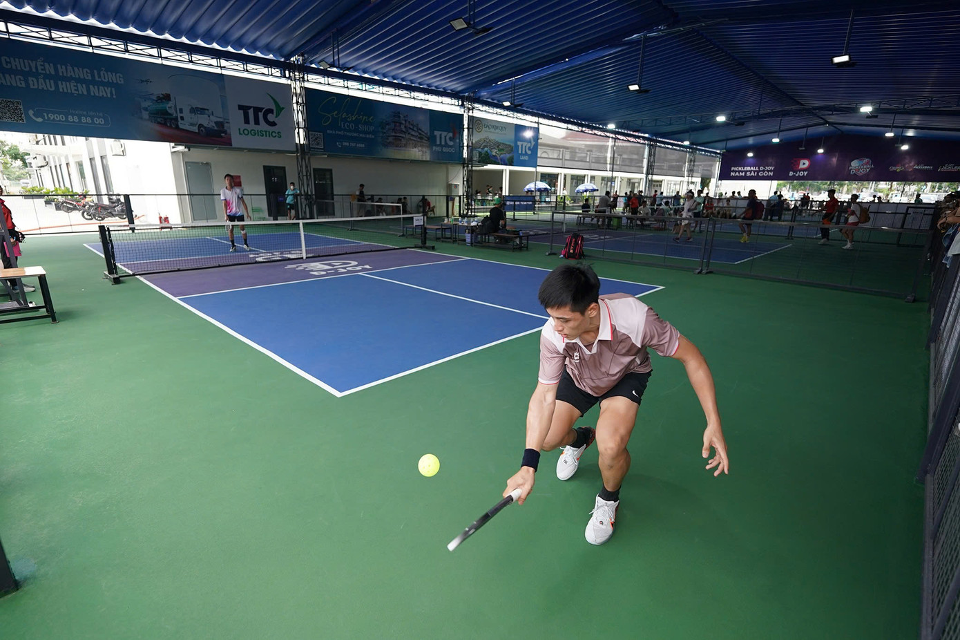 Khoảnh khắc cứu bóng khiến khán giả phải trầm trồ của Trương Vinh Hiển, người xuất thân là tay vợt tennis chuyên nghiệp, từng tham gia vòng loại Davis Cup trước khi chuyển sang pickleball.