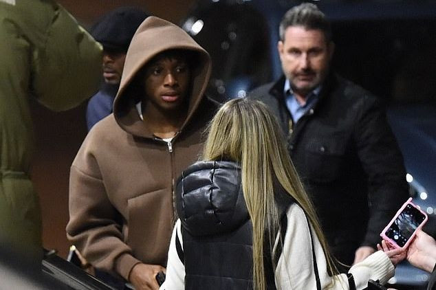 Patrick Dorgu có mặt tại Manchester tối thứ Bảy.