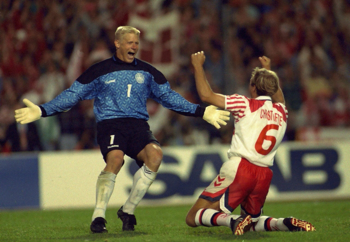 Thủ môn Peter Schmeichel và hậu vệ Kim Christofte, hai trong số những người hùng của Đan Mạch.