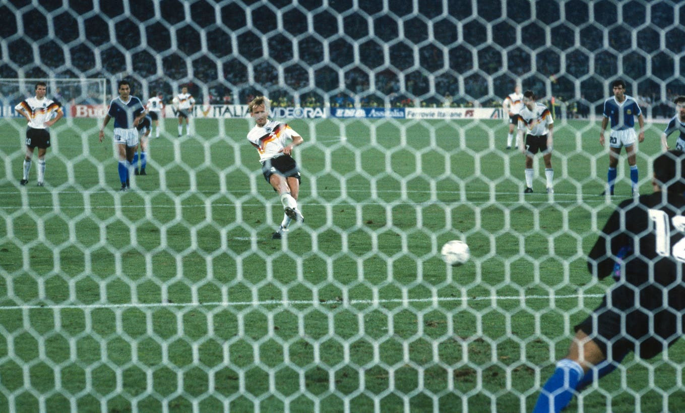 ...dù trong đội vẫn còn Rudi Voeller và đội trưởng Lothar Matthaeus.