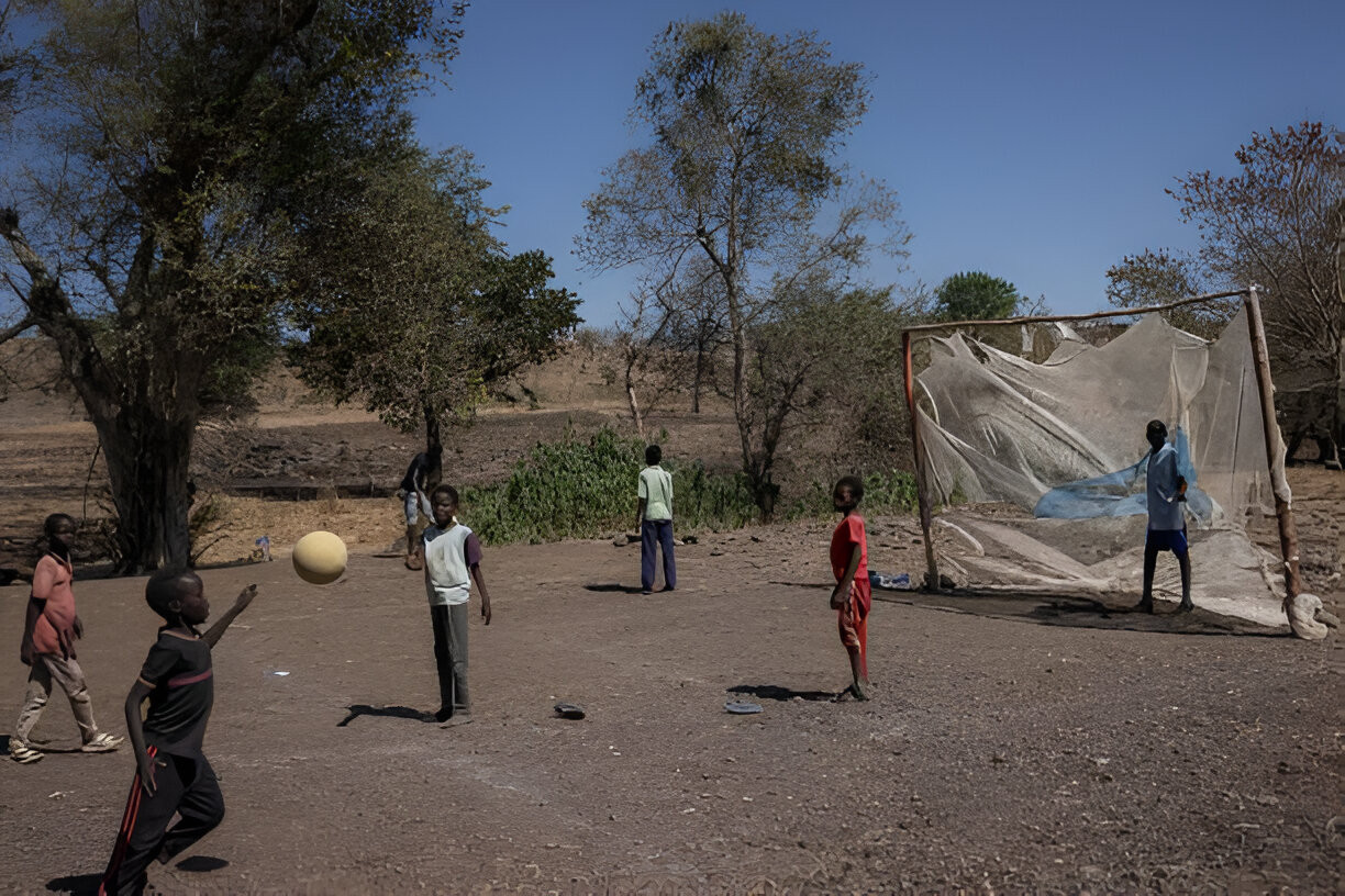 Trẻ em Sudan chơi bóng đá ở trại tị nạn với cầu môn được làm bằng vải màn.