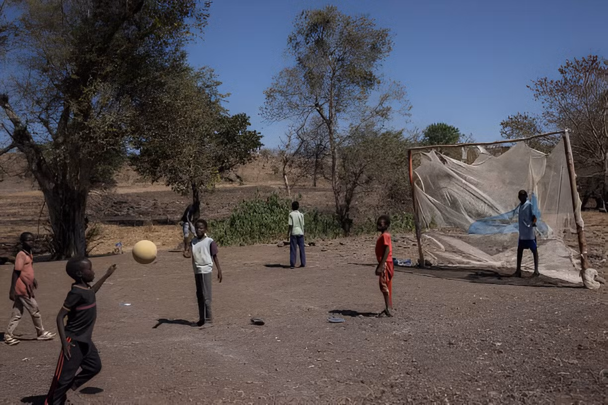 Trẻ em Sudan chơi bóng đá ở trại tị nạn với cầu môn được làm bằng vải màn.