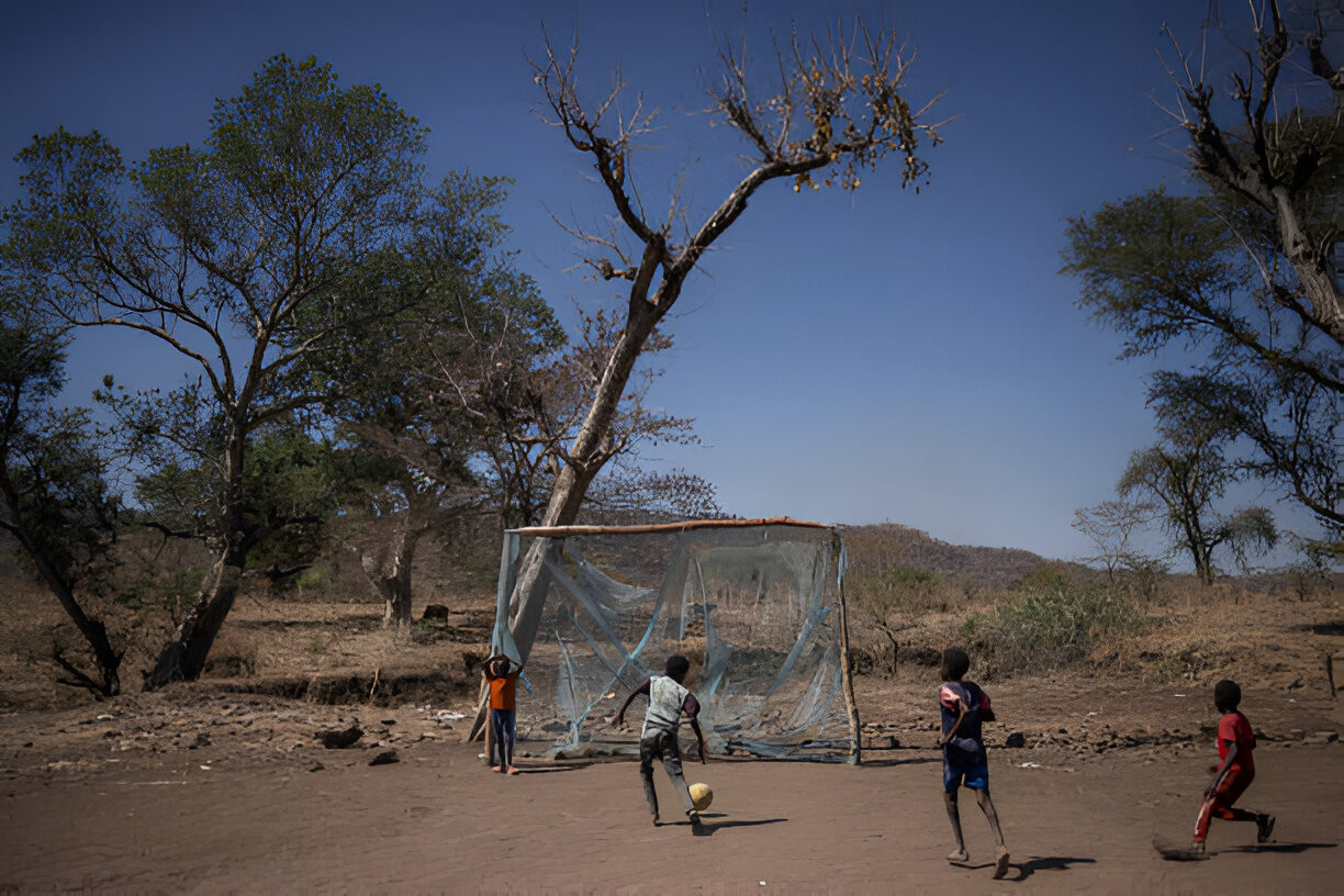Trẻ em Sudan chơi bóng đá tại trại tị nạn Kumer ở vùng Amhara của Ethiopia, cách biên giới Sudan 70km. (Ảnh: Getty Images)
