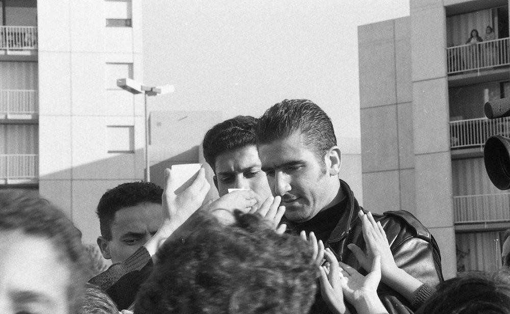Eric Cantona ký tặng người hâm mộ khi tới Nimes. (Ảnh: Phòng lưu trữ TP Nimes) Eric Cantona ký tặng người hâm mộ khi tới Nimes. (Ảnh: Phòng lưu trữ TP Nimes)