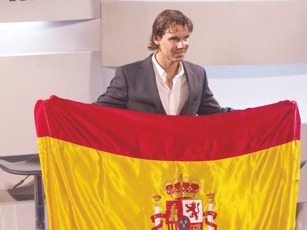 Nadal được trao vinh dự cầm cờ đoàn TT Tây Ban Nha tại Olympic London 2012. Ảnh: Getty Images