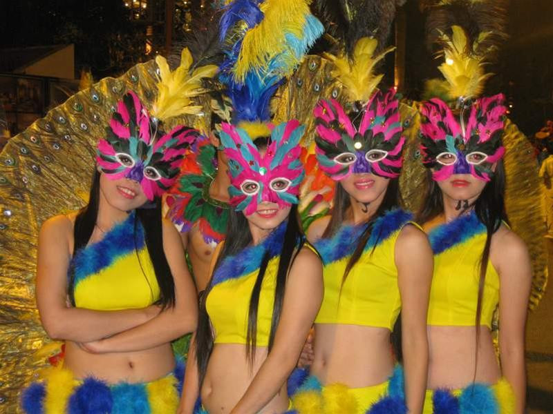 Đoàn du thuyền xếp hàng cổ vũ Carnaval. Vũ công khoe sắc. Ảnh : BK-TD Vũ công làm duyên trước ống kính. Ảnh : BK-TD Đi cà kheo Vũ điệu cháy bỏng Carnaval Hàng vạn khán giả chào đón Carnaval. Ảnh : BK-TD Màn pháo hoa rực rỡ kết thúc lễ hội. Ảnh : BK-TD
