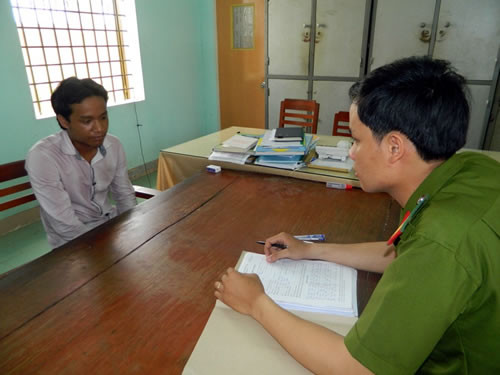 Công an lấy lời khai đối tượng Đoàn Hồng. Công an lấy lời khai đối tượng Đoàn Hồng