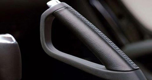 Vì thế bằng việc sử dụng phanh tay, bạn sẽ góp phần duy trì tuổi thọ của hộp số