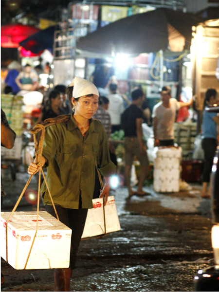 Gánh gồng mưu sinh. Gánh gồng mưu sinh