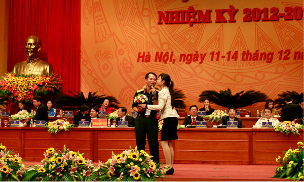 Là nụ hôm và lẳng hoa của một nữ đại biểu tặng cho đại biểu chiến sĩ Huỳnh Vũ Đăng khi thể hiện ca khúc 