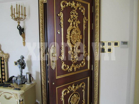 Những cánh cửa cũng được tô điểm bởi những họa tiết nổi cầu kỳ, mang hơi hướng những dinh thự Châu Âu