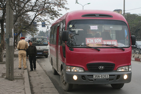 Một xe khách chạy về Ninh Bình bị lực lượng cảnh sát giao thông xử lý
