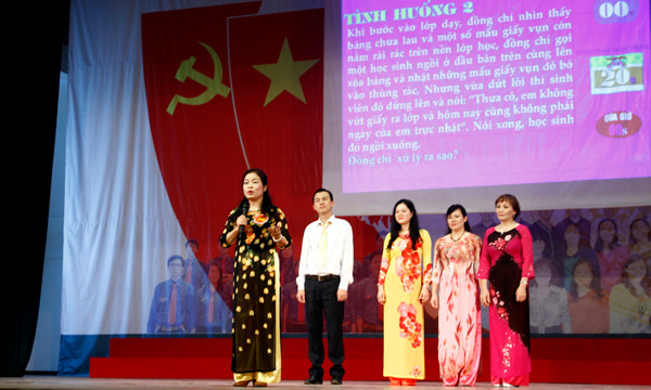 Trong đêm thi, các đội lần lượt trải qua hai phần thi, bao gồm: Tìm hiểu kiến thức và thi tài năng. Trong đó, phần thi tìm hiểu kiến thức, các đội đã trả lời 5 câu hỏi trắc nghiệm về các nội dung của hội thi; tiếp đó là xử lý những tình huống giả định như trong giờ học, quan hệ của học viên bên ngoài trường, số điểm thi