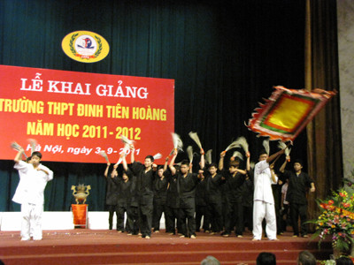 Tái hiện hình ảnh thời Vua Đinh Tiên Hoàng bẻ lau làm cờ.