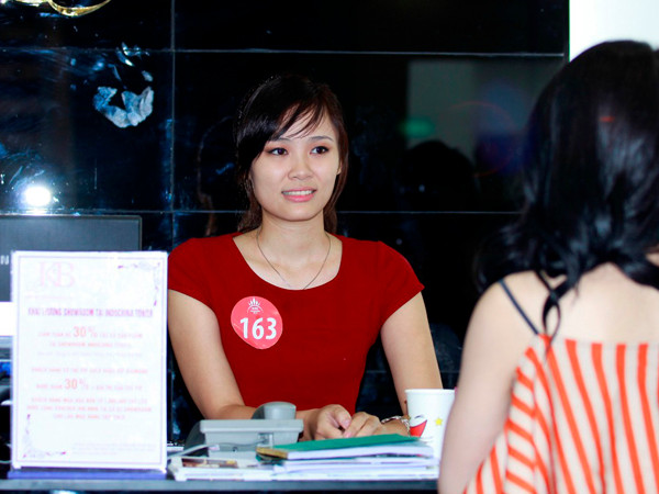 Thí sinh trong vòng thi trải nghiệm thực tế về kỹ năng giao tiếp, bán hàng