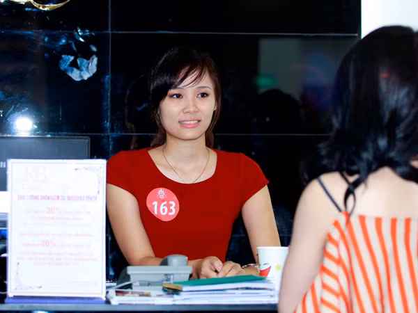 Thí sinh trong vòng thi trải nghiệm thực tế về kỹ năng giao tiếp, bán hàng