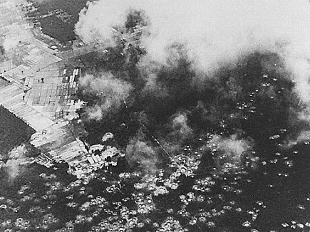 Những hố bom sau đợt rải thảm của B52